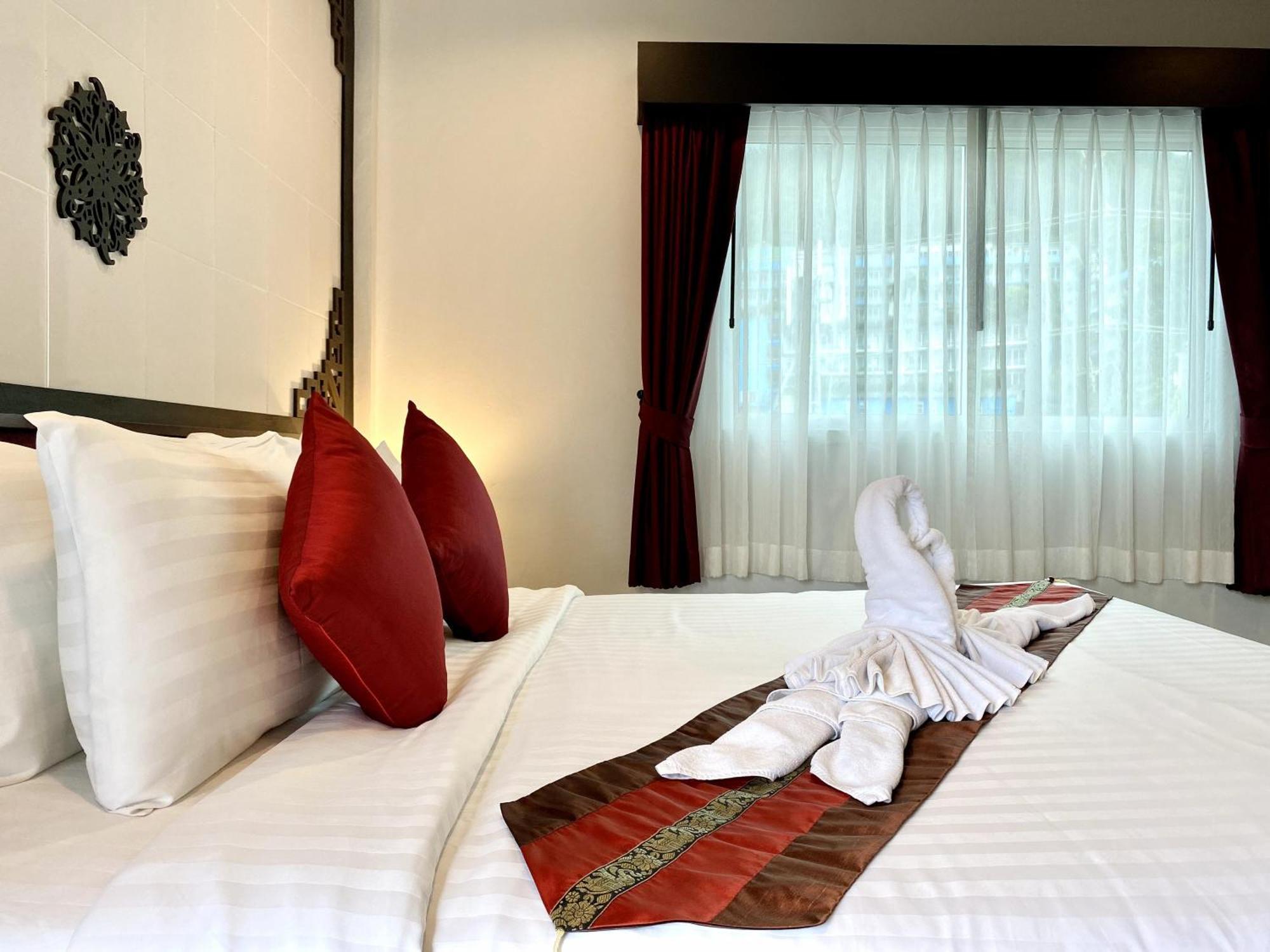 Sunray Beach Hotel Patong Esterno foto