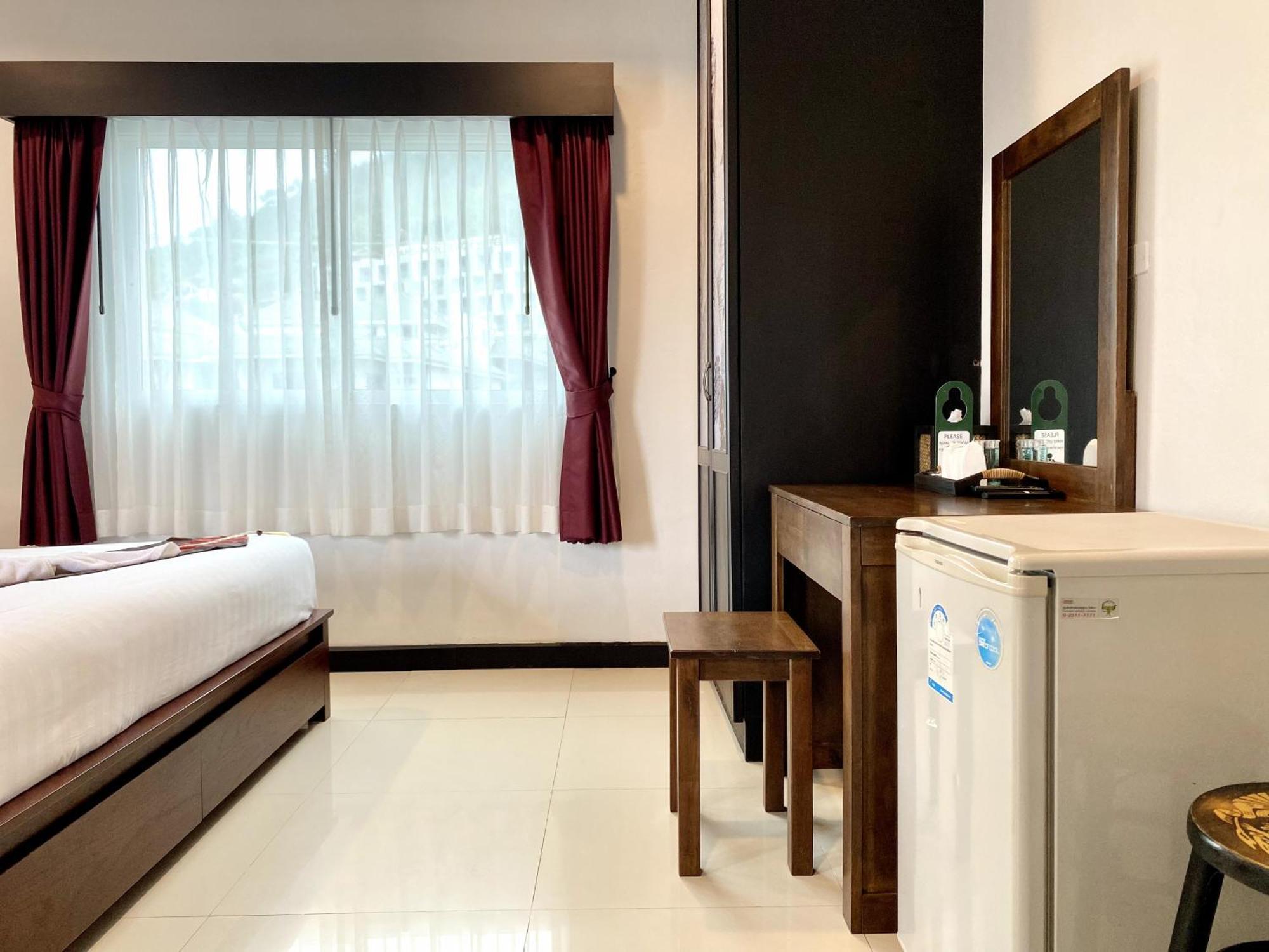Sunray Beach Hotel Patong Esterno foto