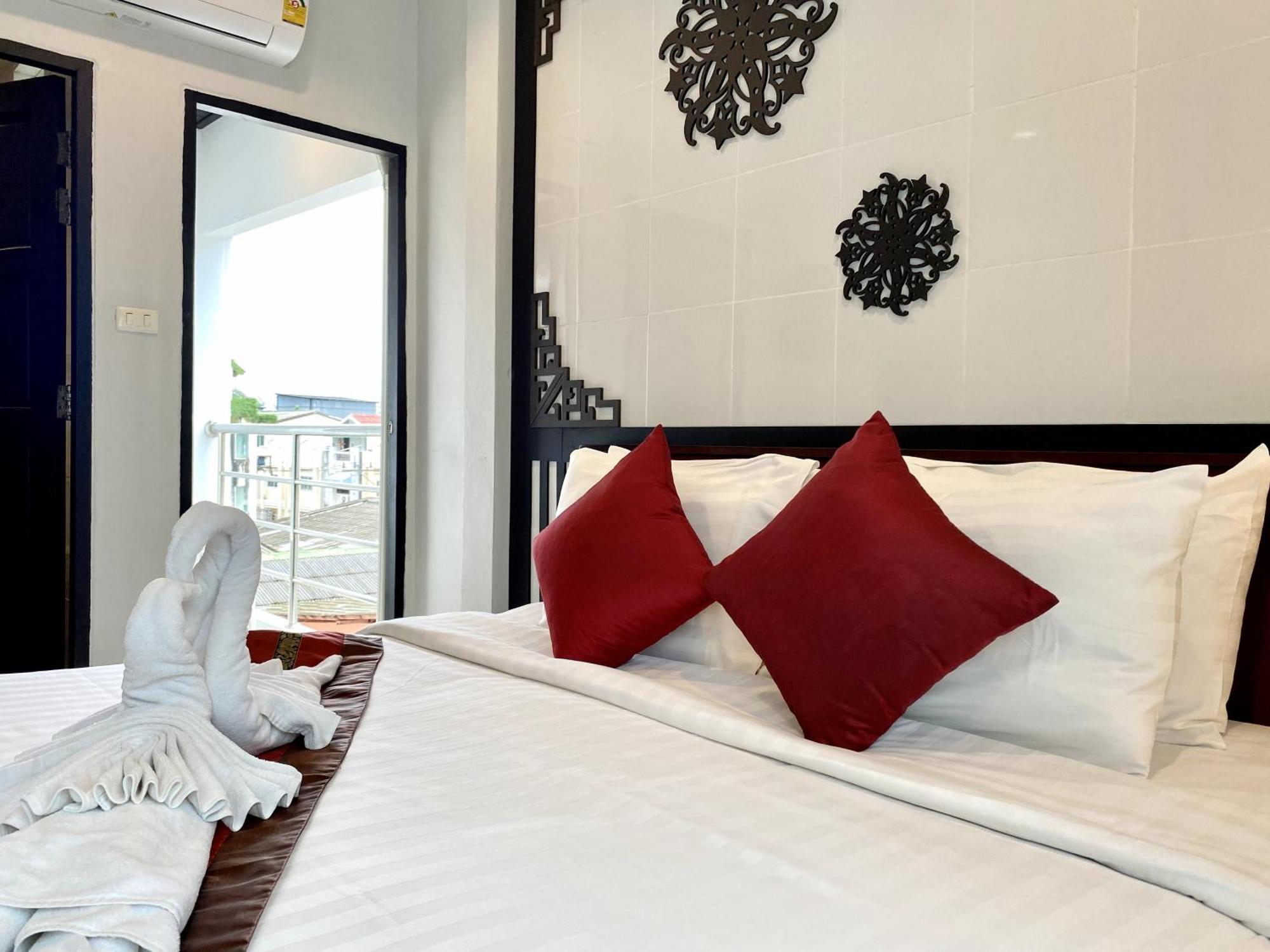 Sunray Beach Hotel Patong Esterno foto