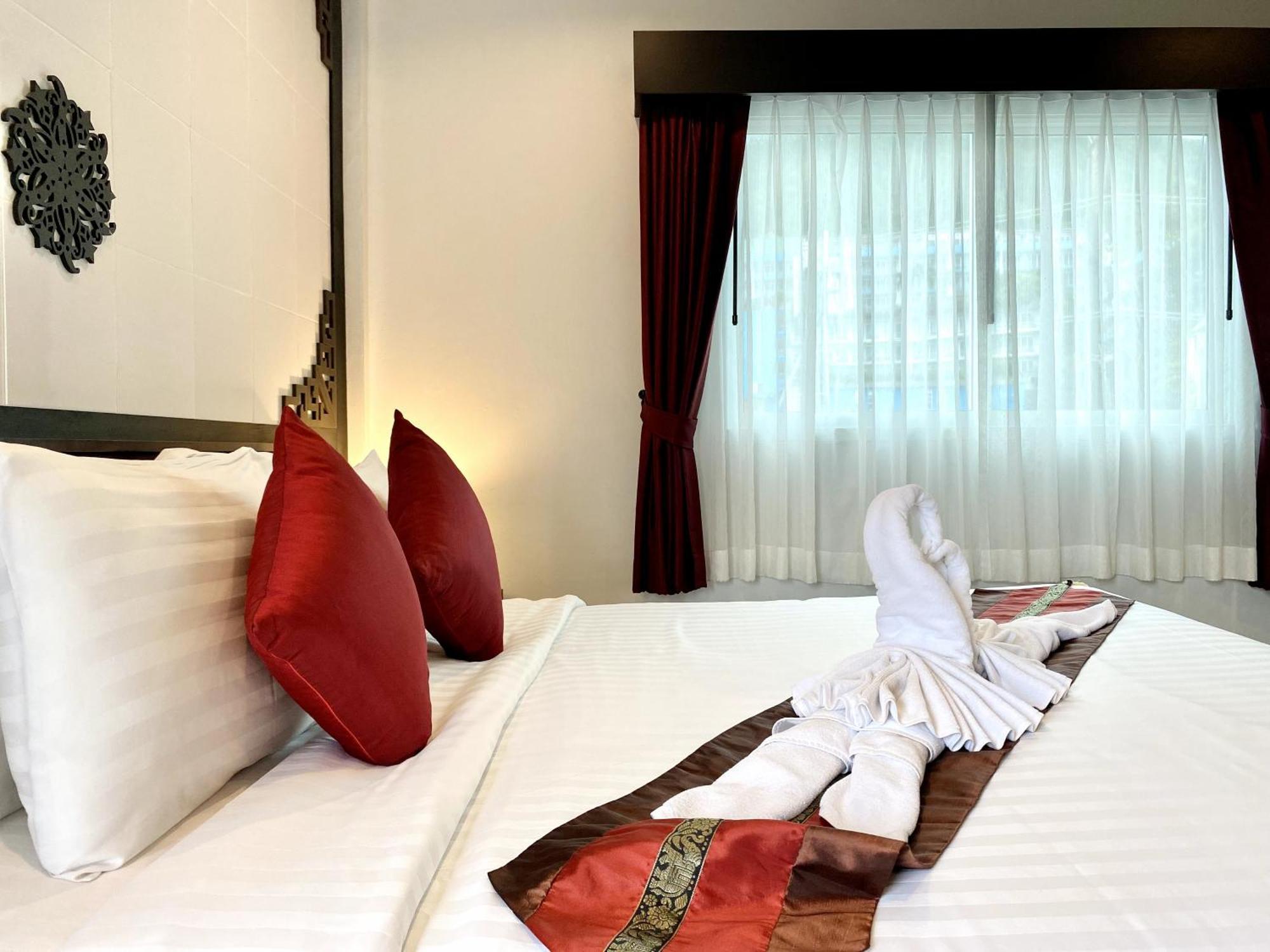 Sunray Beach Hotel Patong Esterno foto