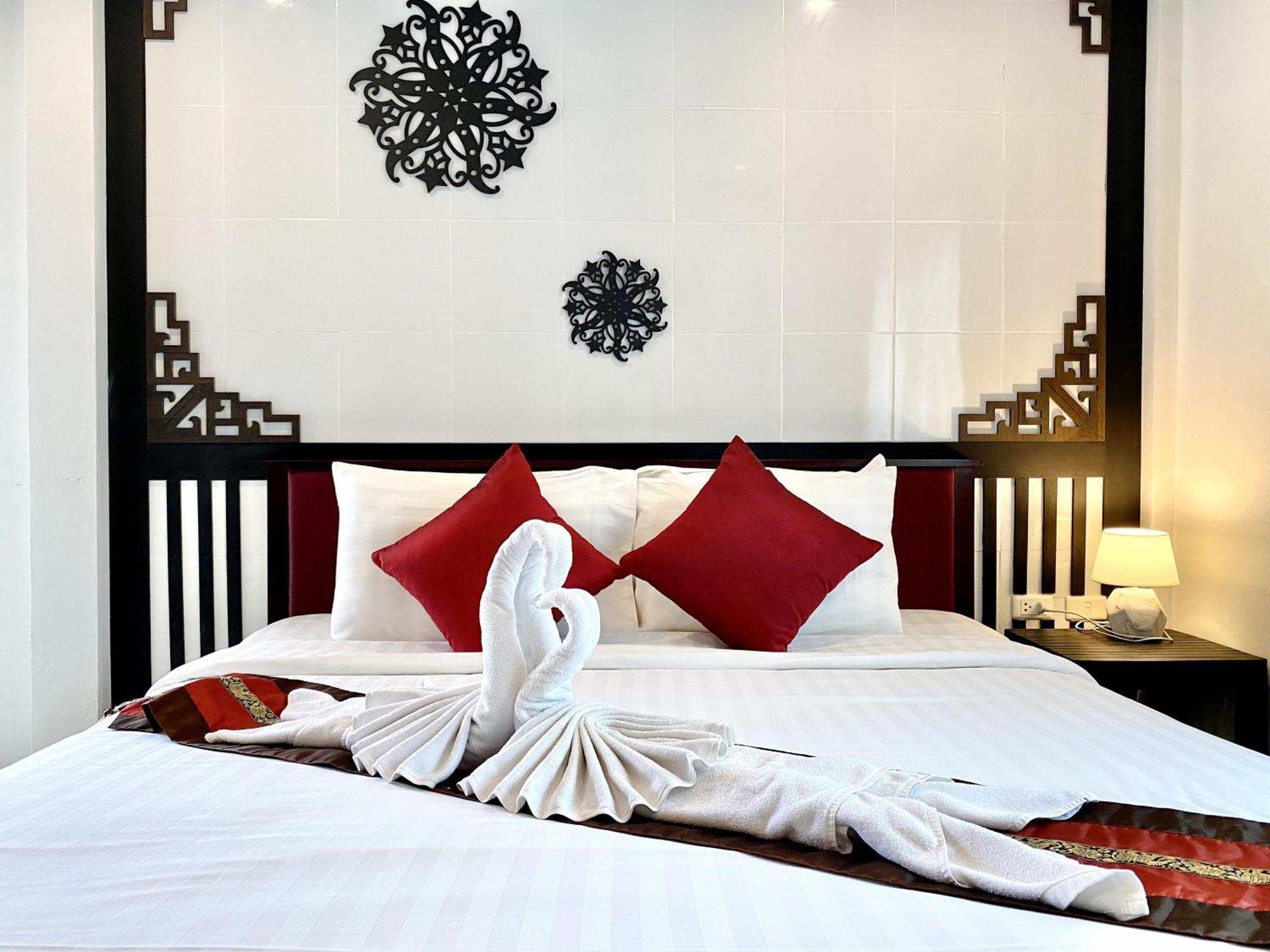 Sunray Beach Hotel Patong Esterno foto