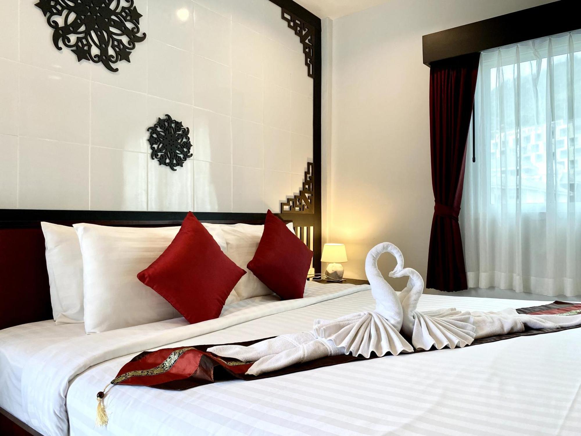 Sunray Beach Hotel Patong Esterno foto