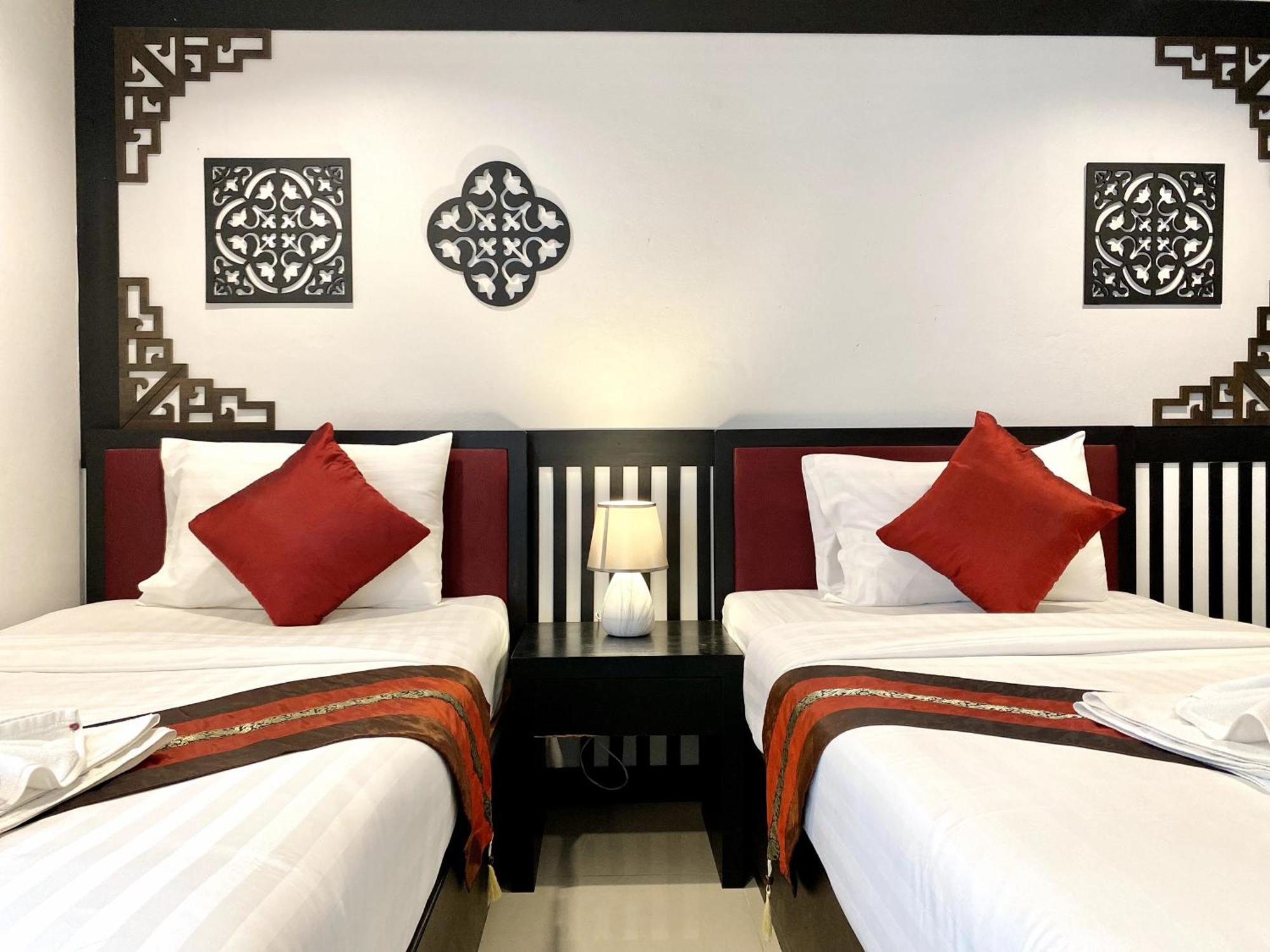 Sunray Beach Hotel Patong Esterno foto