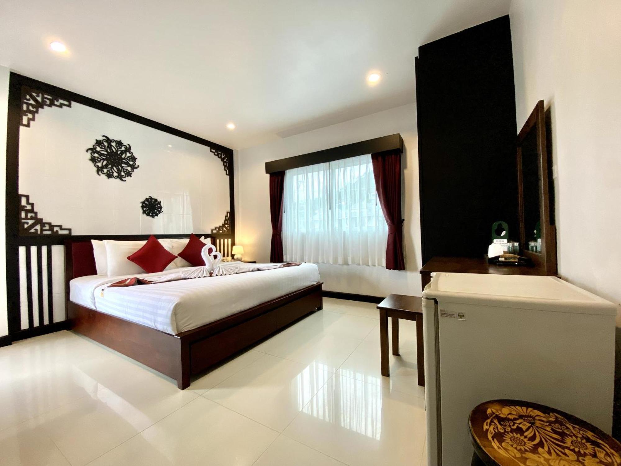Sunray Beach Hotel Patong Esterno foto