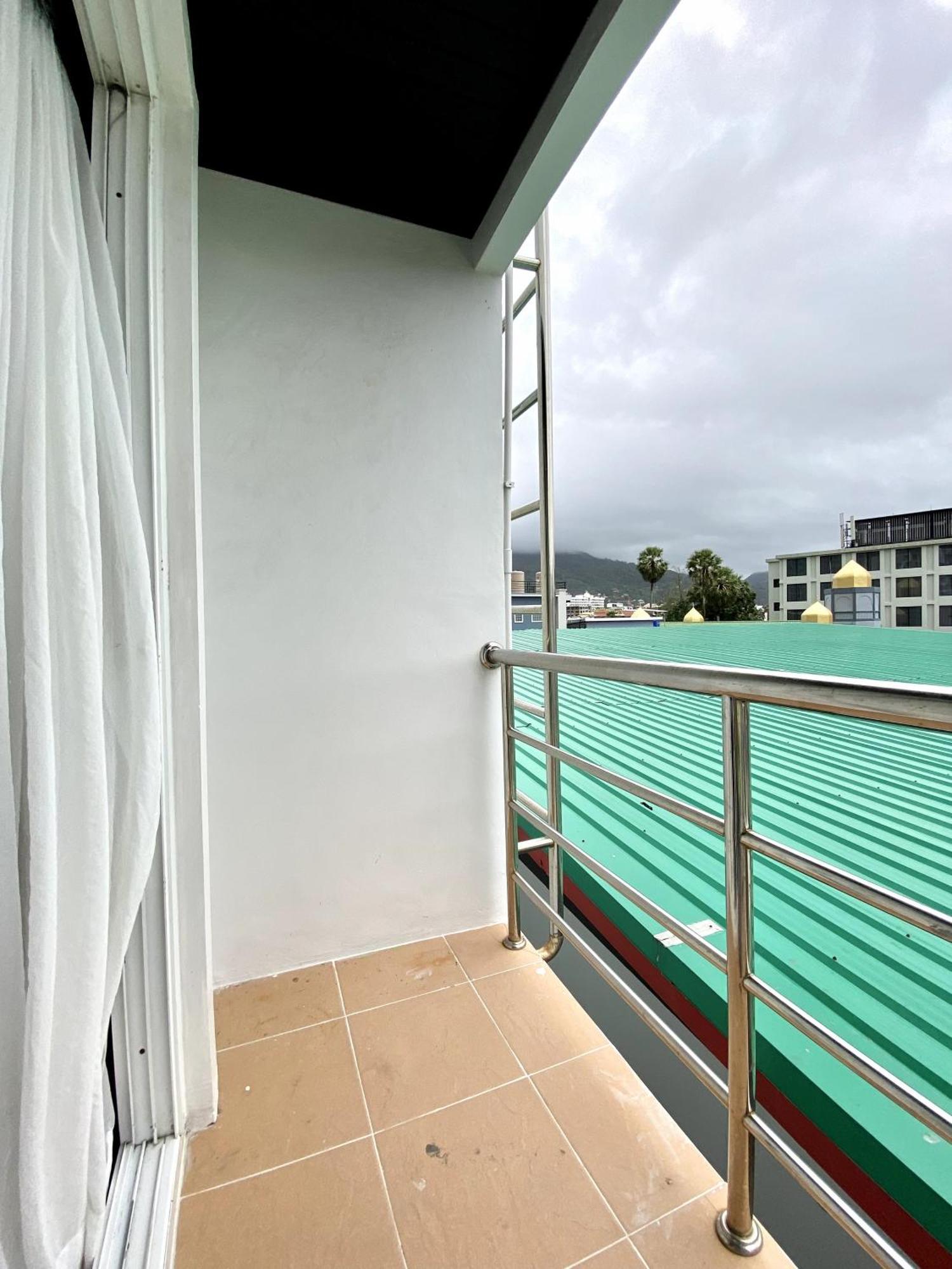Sunray Beach Hotel Patong Esterno foto