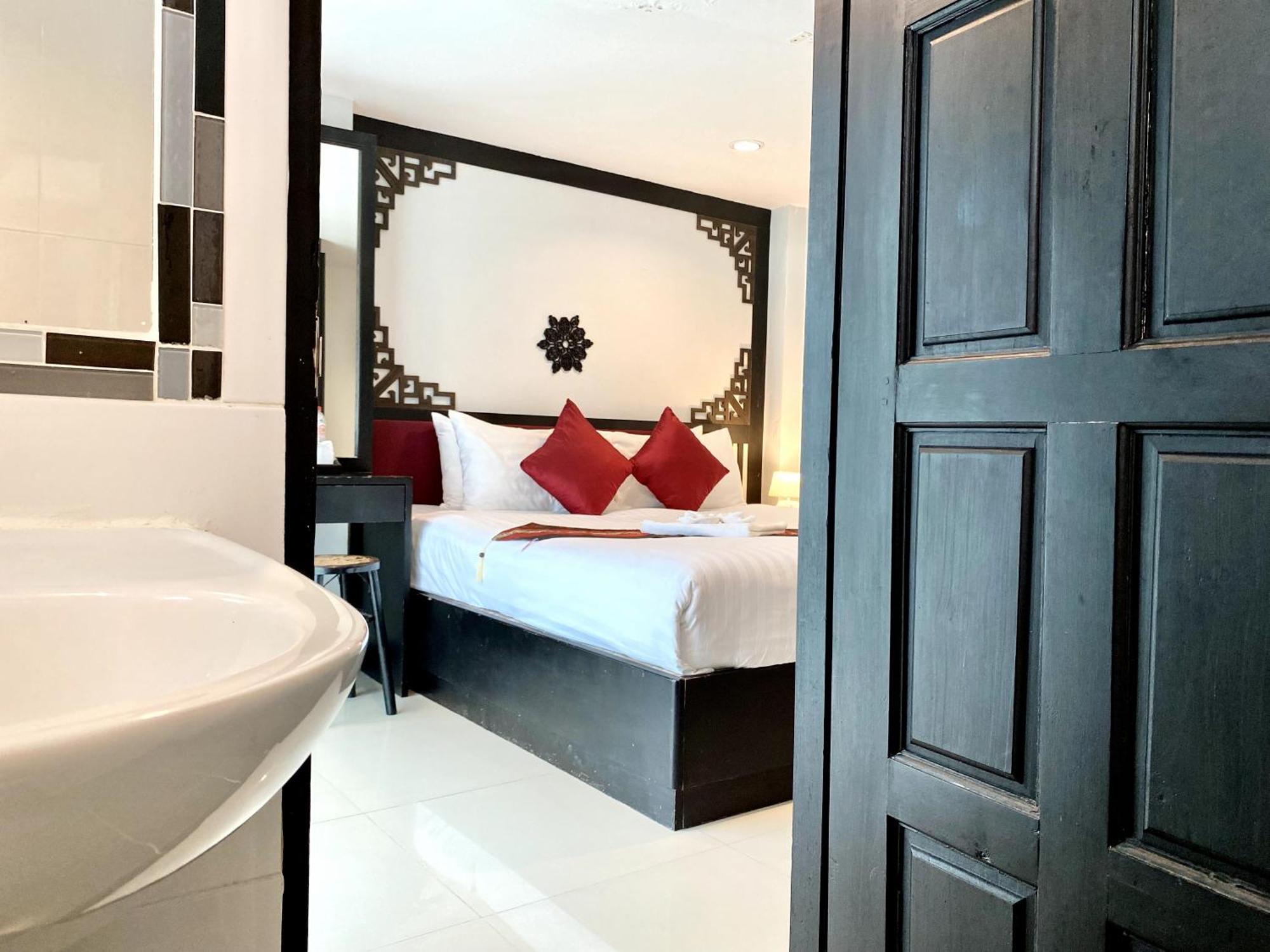 Sunray Beach Hotel Patong Esterno foto