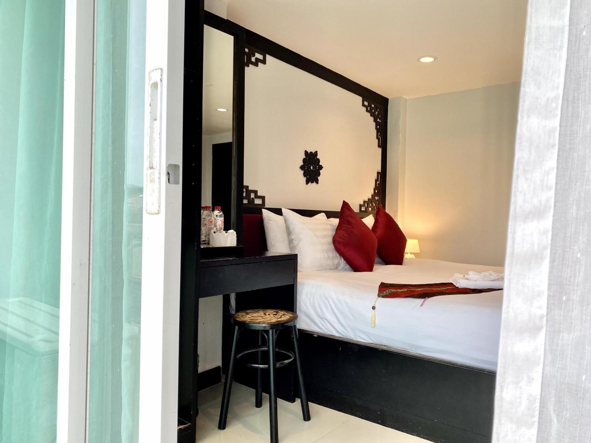 Sunray Beach Hotel Patong Esterno foto