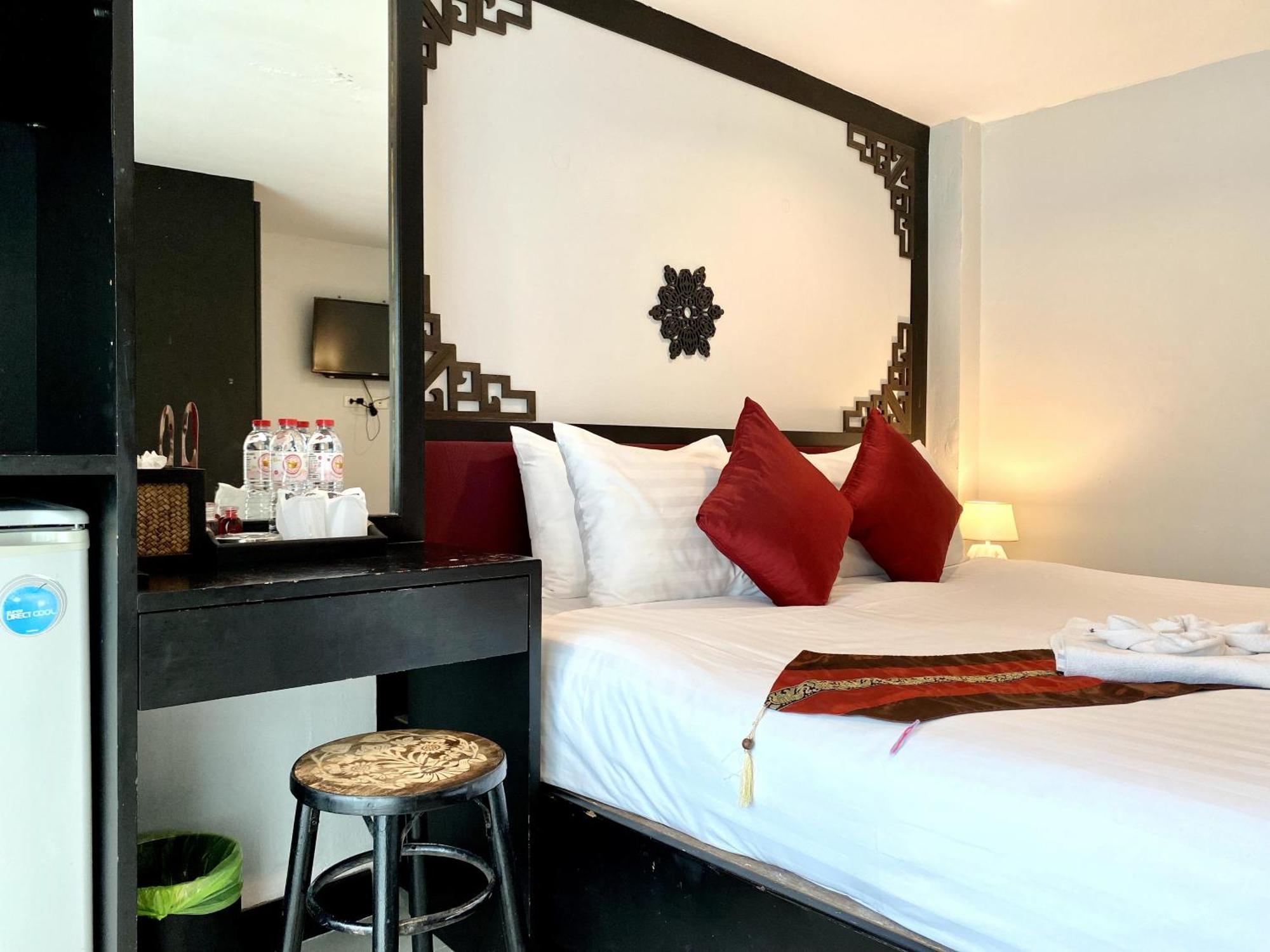 Sunray Beach Hotel Patong Esterno foto