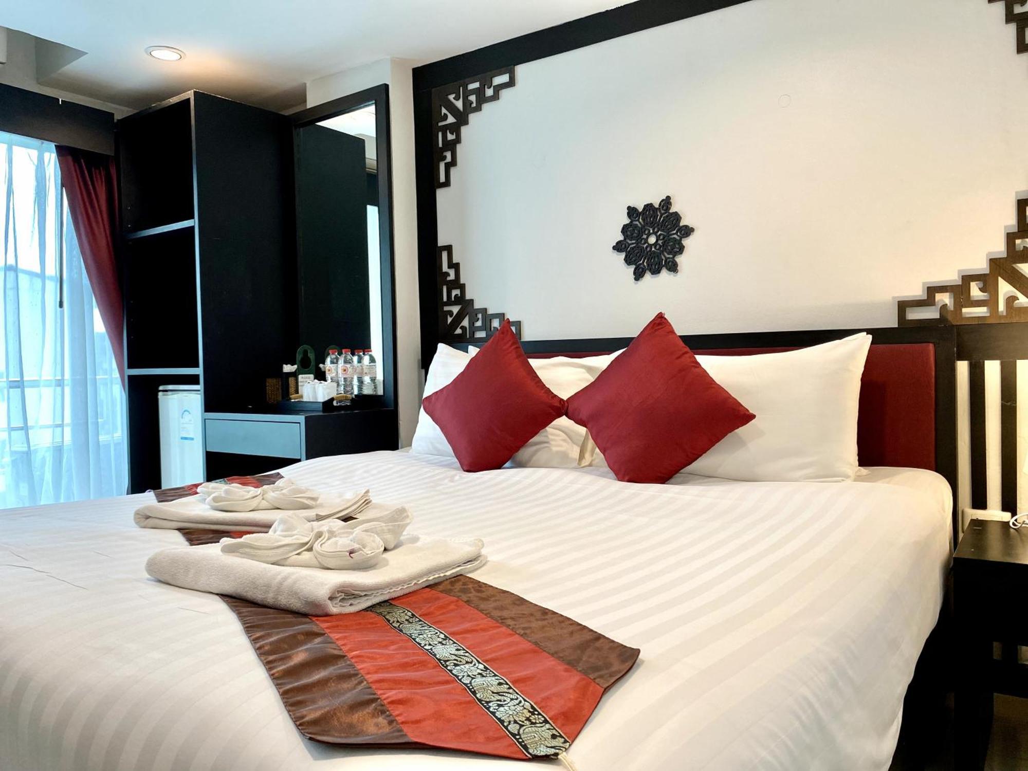 Sunray Beach Hotel Patong Esterno foto