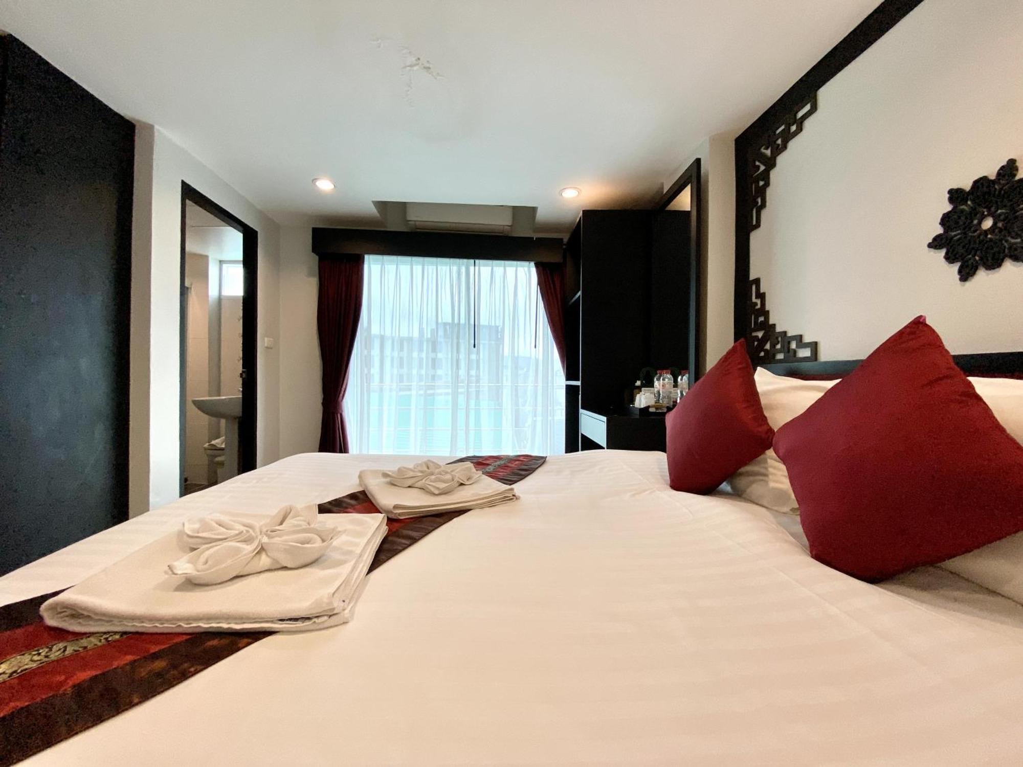 Sunray Beach Hotel Patong Esterno foto