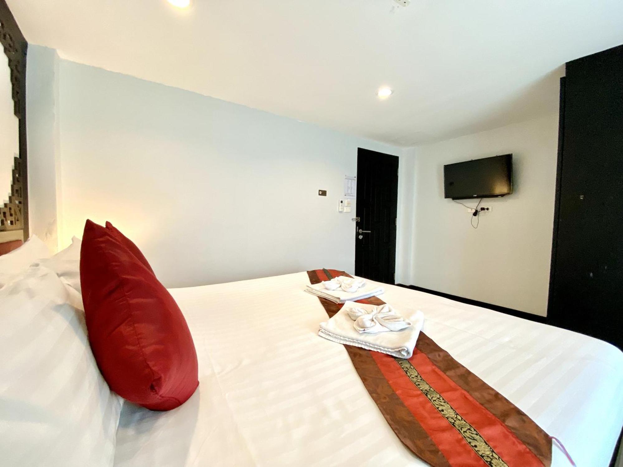 Sunray Beach Hotel Patong Esterno foto