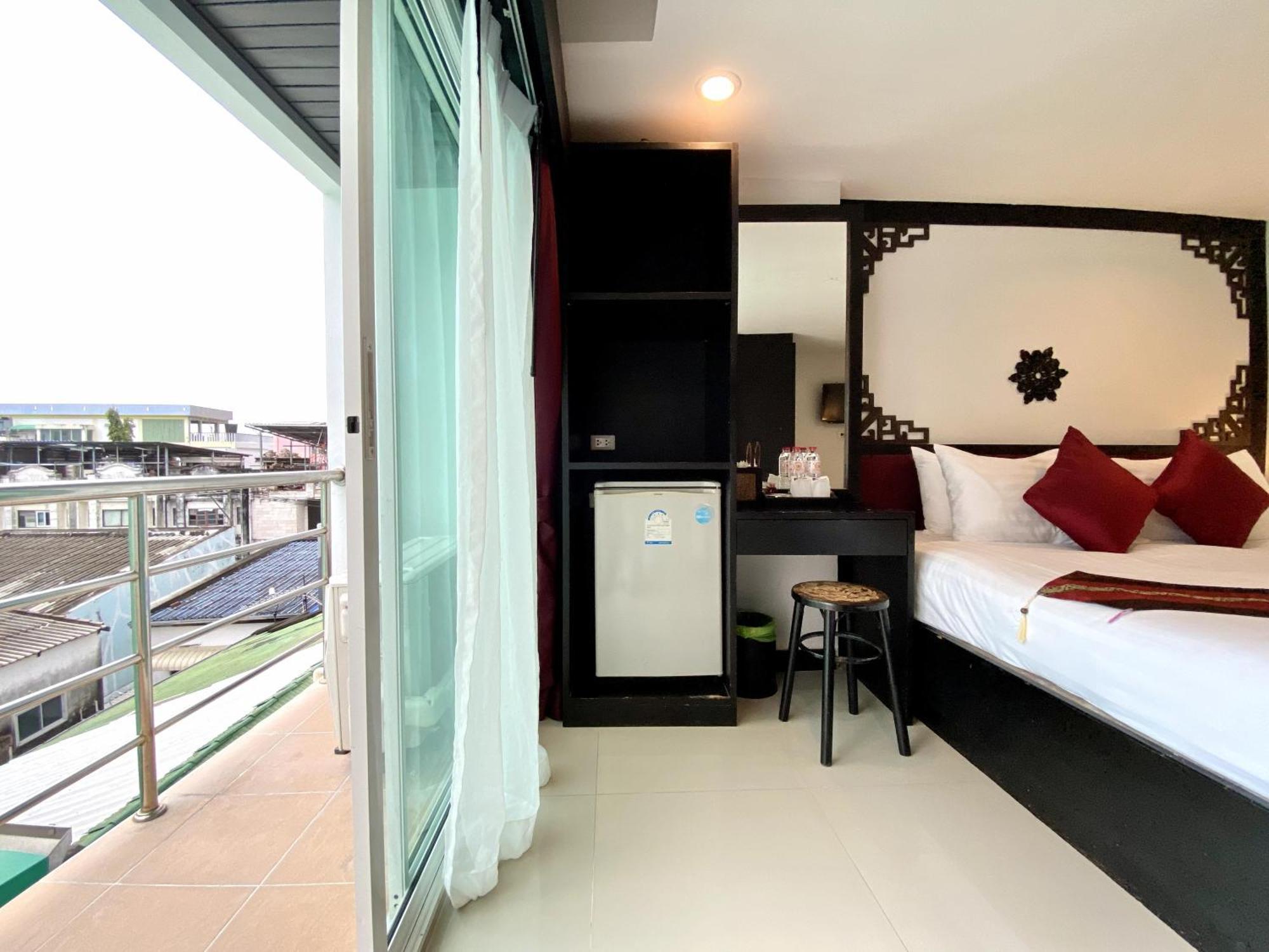 Sunray Beach Hotel Patong Esterno foto