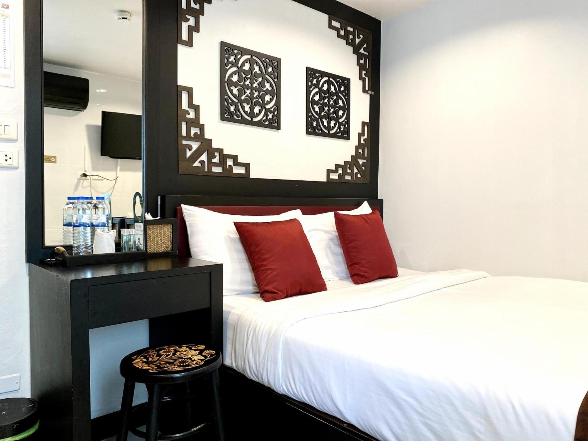 Sunray Beach Hotel Patong Esterno foto