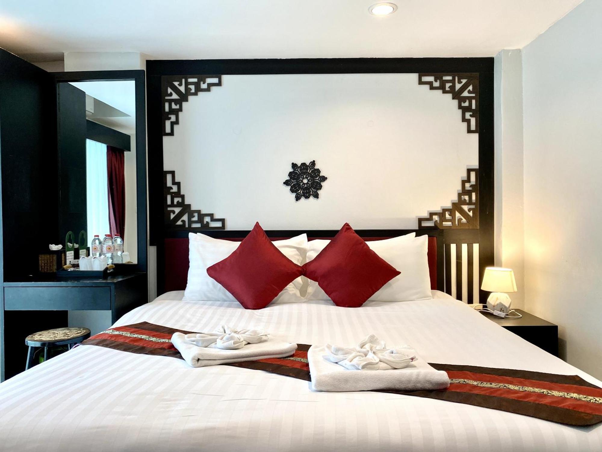 Sunray Beach Hotel Patong Esterno foto